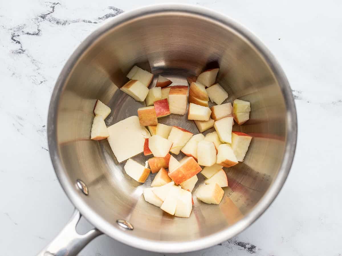 apple in the pot with butter